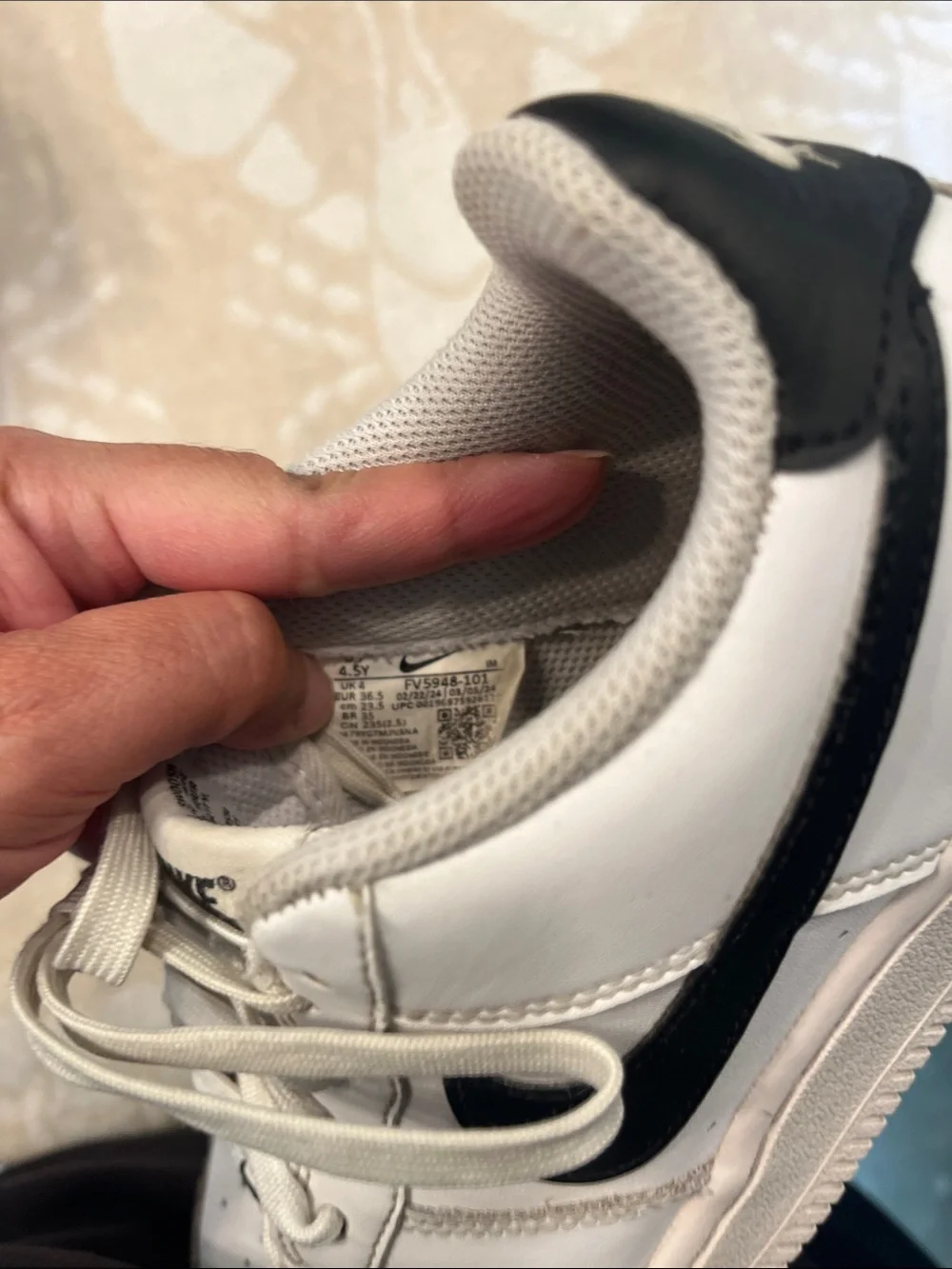 Nike Air Force 1 '07 Low sneakers a white leather upper, black Nike youth, 4.5Y